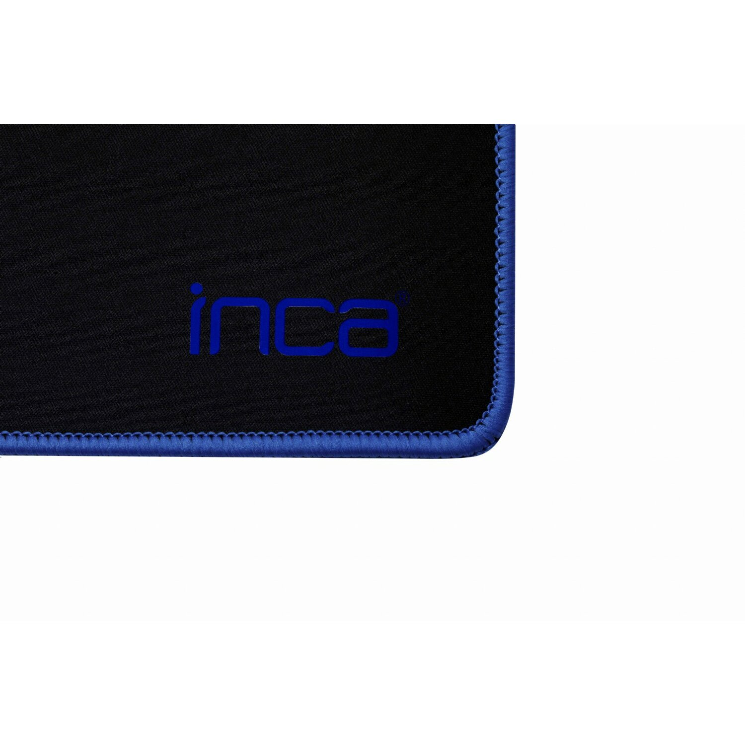 Mavi kenarlı siyah mouse pad'in köşesinin yakın çekimi. 'inca' logosu görünür.
