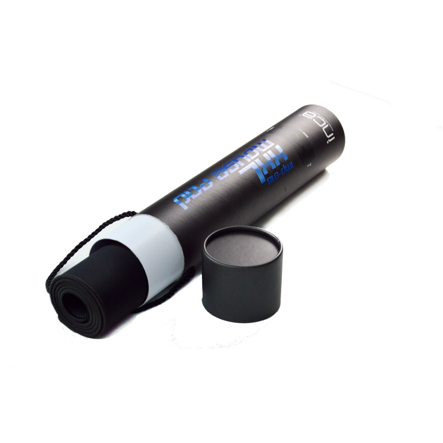 Zwinięta czarna podkładka pod mysz w cylindrycznej tubie, z pokrywką. Czarno-biała kolorystyka.