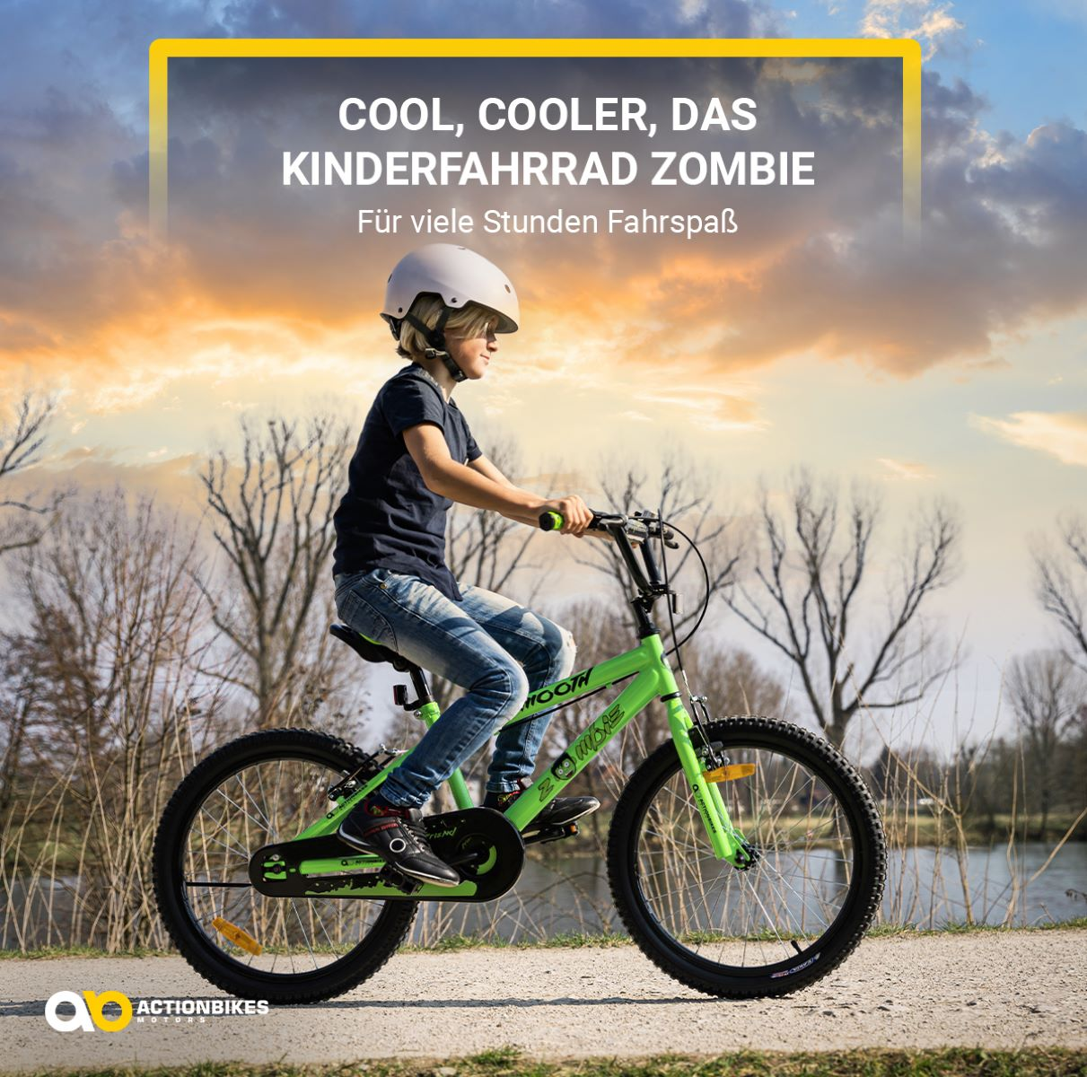 Ein Kind fährt mit einem grünen Fahrrad auf einem Pfad, mit grünem Gras und Bäumen im Hintergrund unter einem bewölkten Himmel.