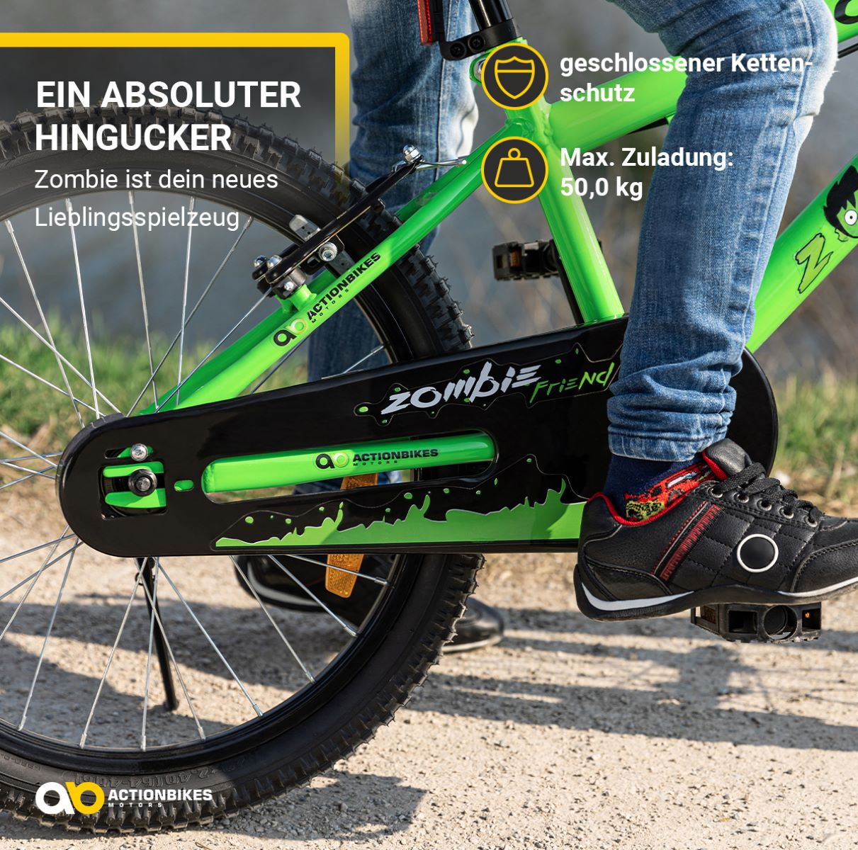 Eine Person fährt Fahrrad. Text zeigt geschlossenen Kettenschutz.