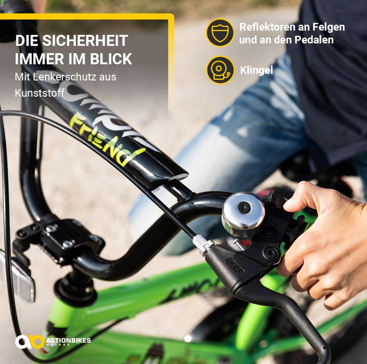 Grüner Fahrradlenker mit schwarzen Details. Eine Hand hält den Bremshebel. Grün-schwarzes Farbschema.