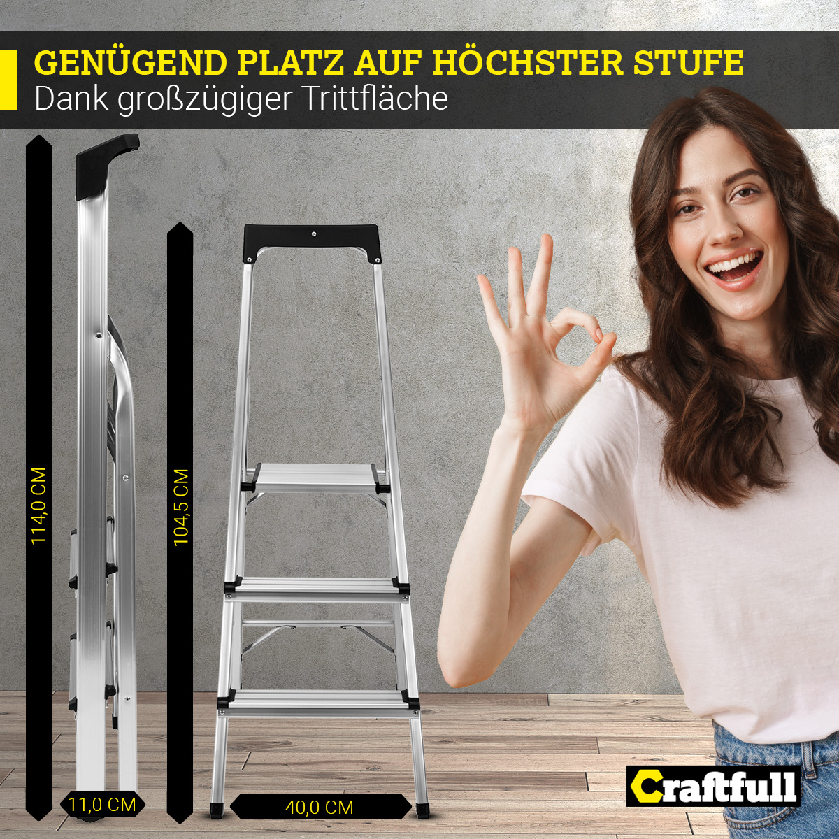 Frau macht ein OK-Zeichen neben einer Trittleiter. Leiter ist silber und schwarz, mit Maßen.