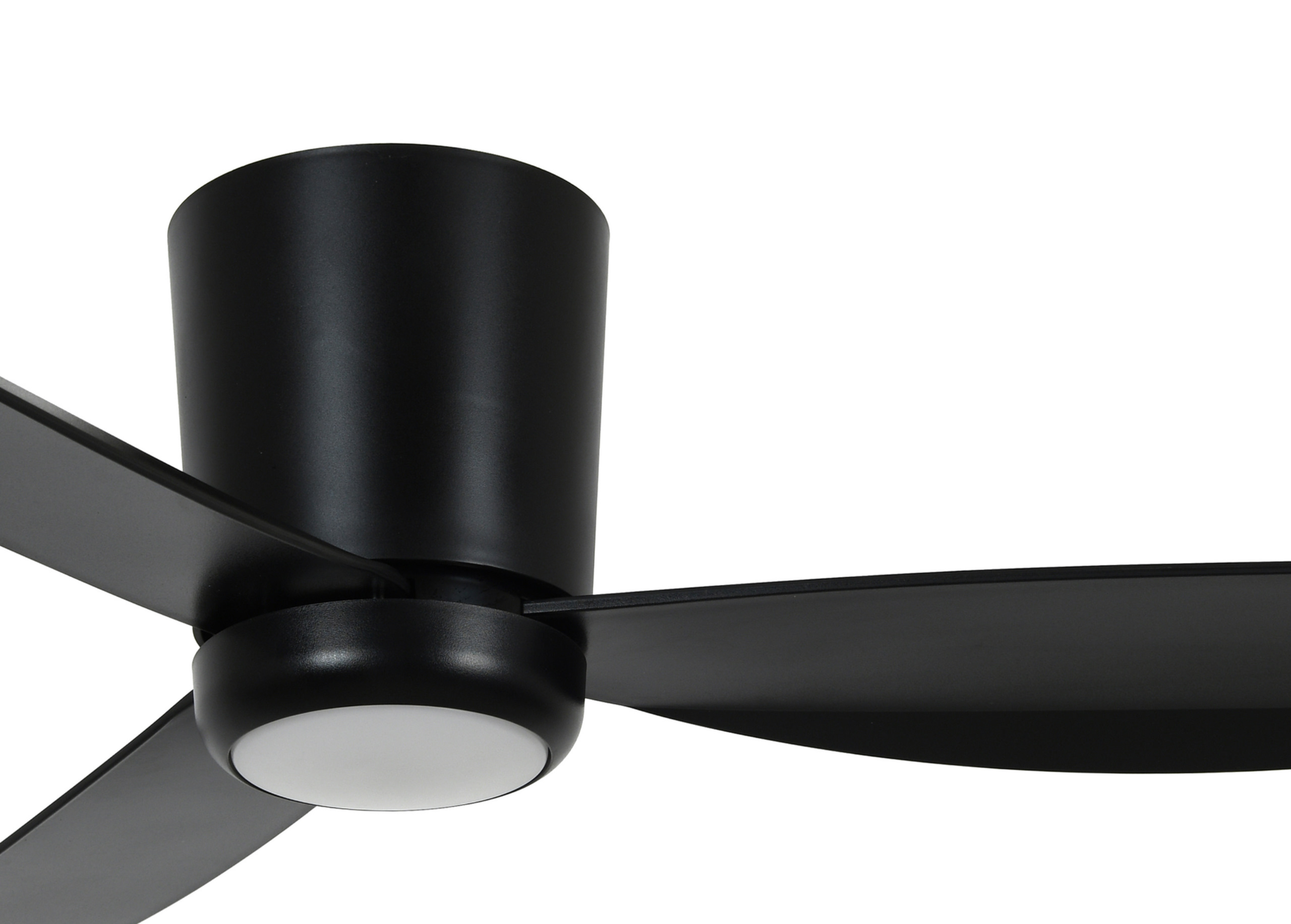 Schwarzer Deckenventilator mit drei Flügeln, einer weißen Leuchte und weißem Hintergrund.