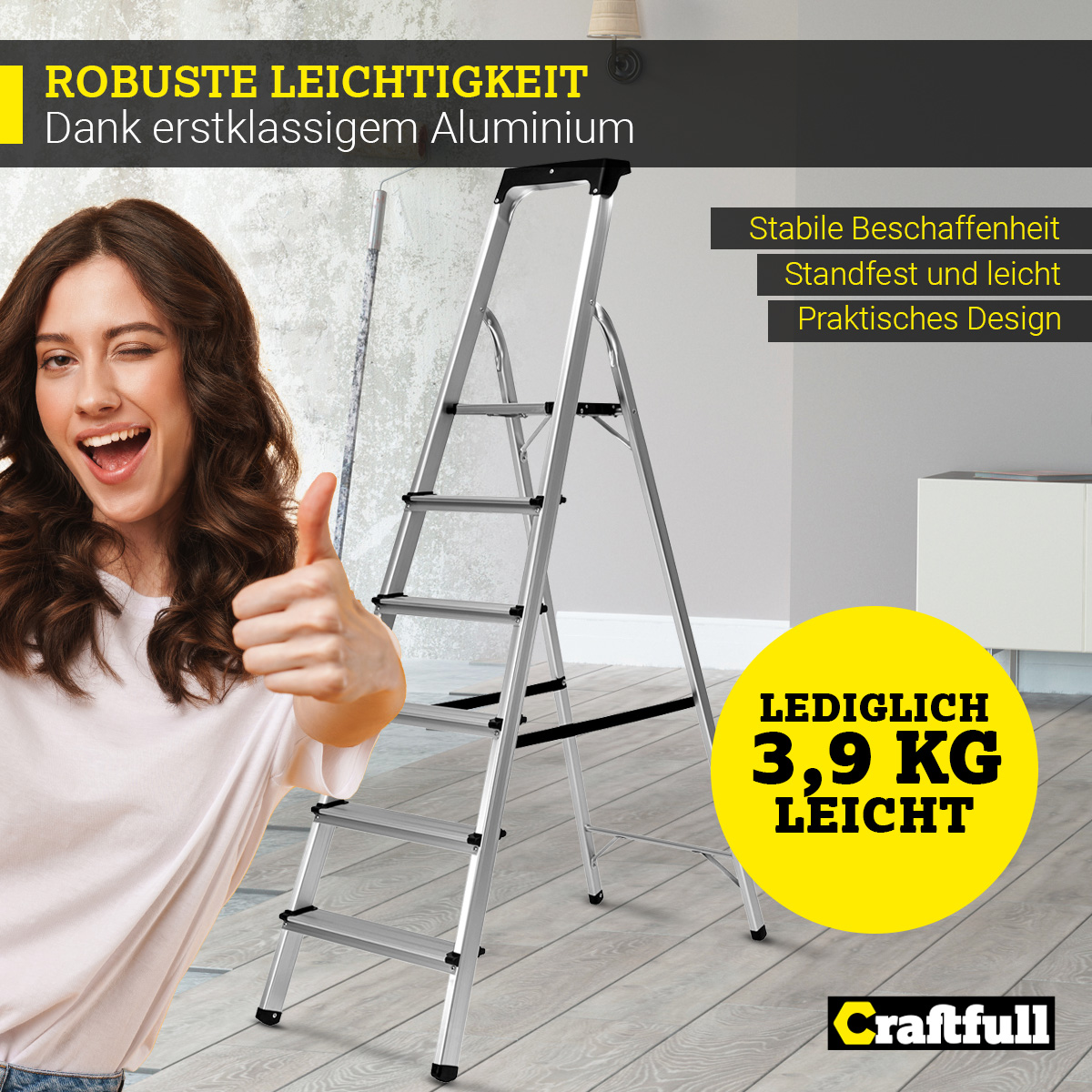 Eine Frau zwinkert, steht neben einer silbernen Trittleiter, Daumen hoch.