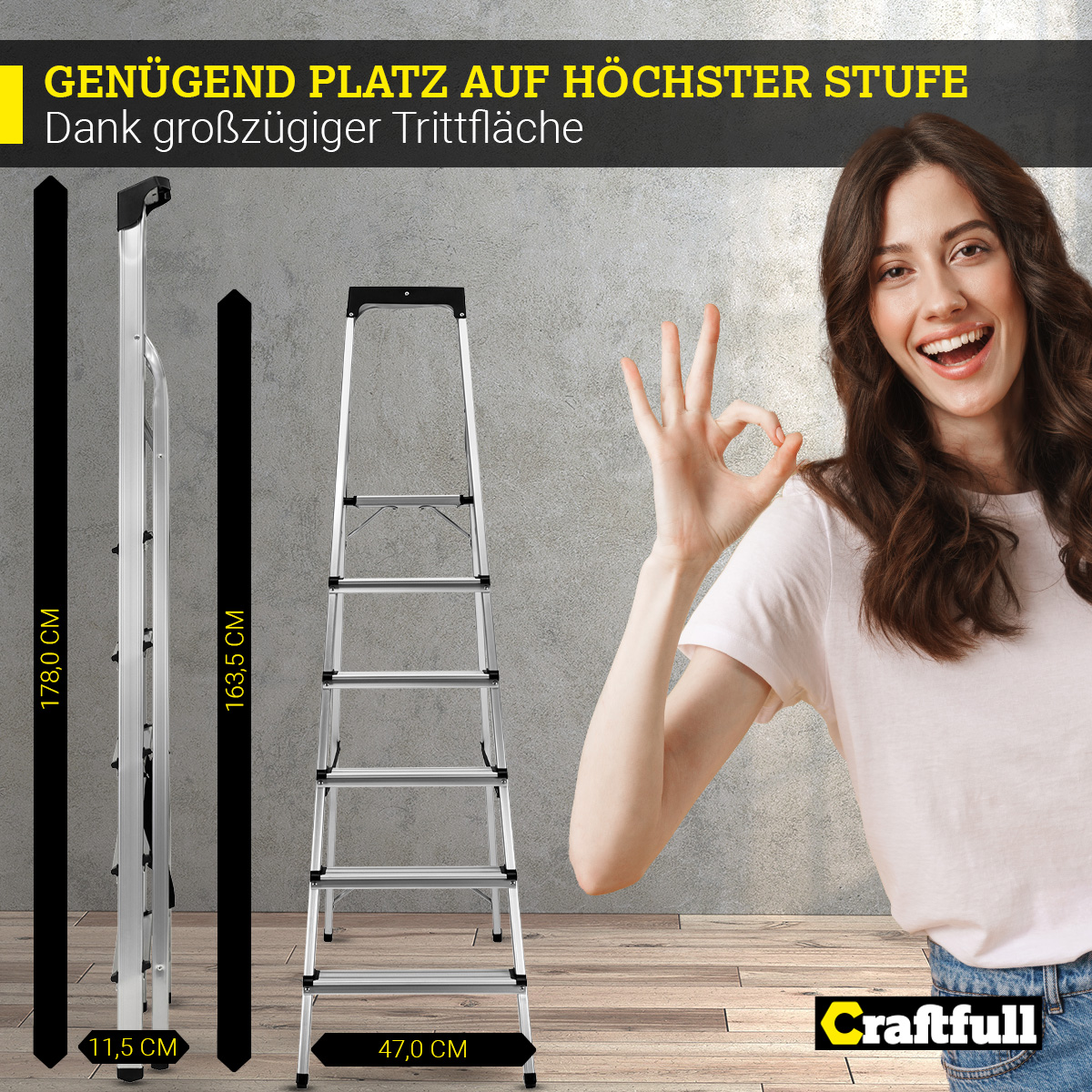 Frau steht neben einer Leiter und macht eine OK-Geste neben der Leiter.