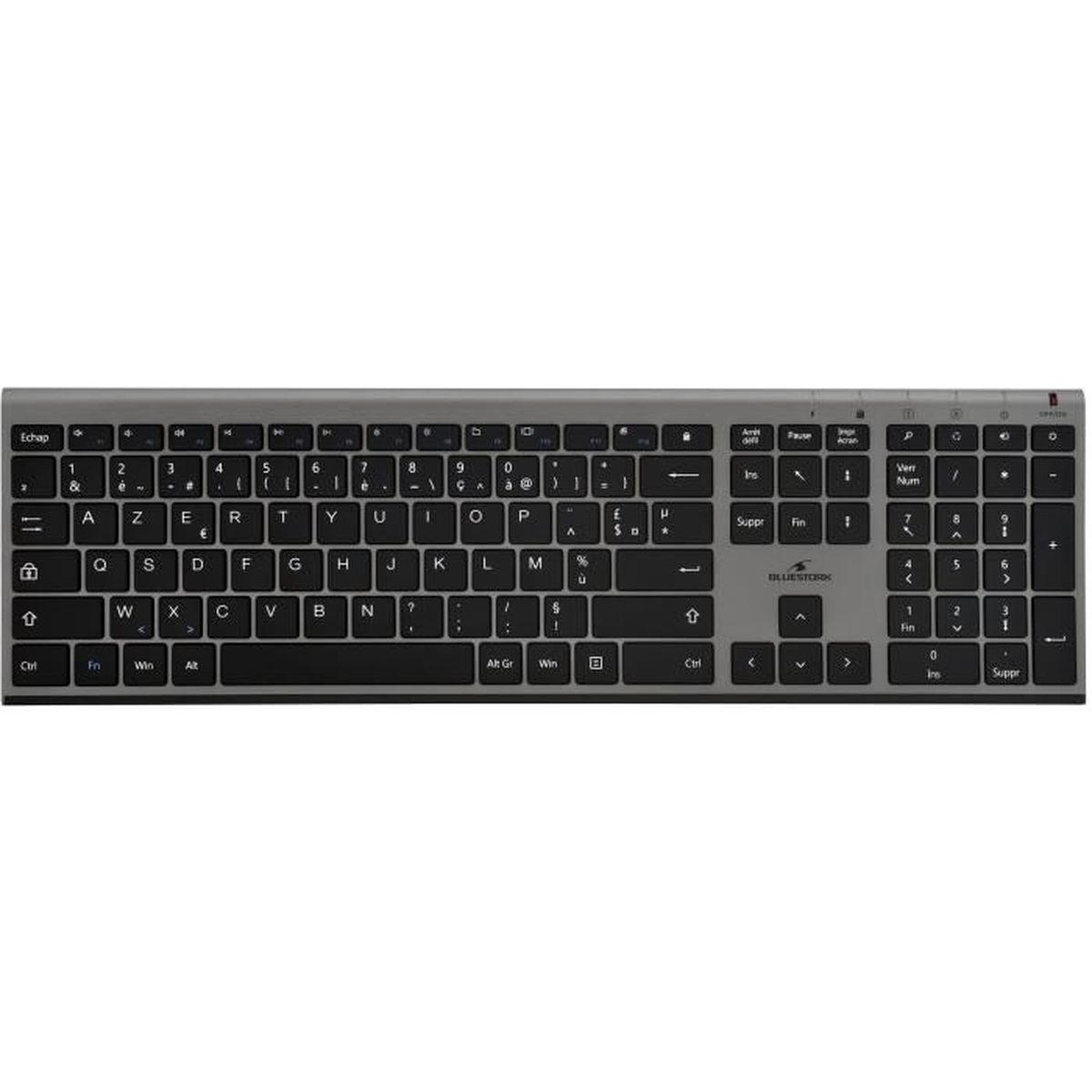 Una tastiera lunga e argentata con tasti neri. Ha un layout QWERTY standard.