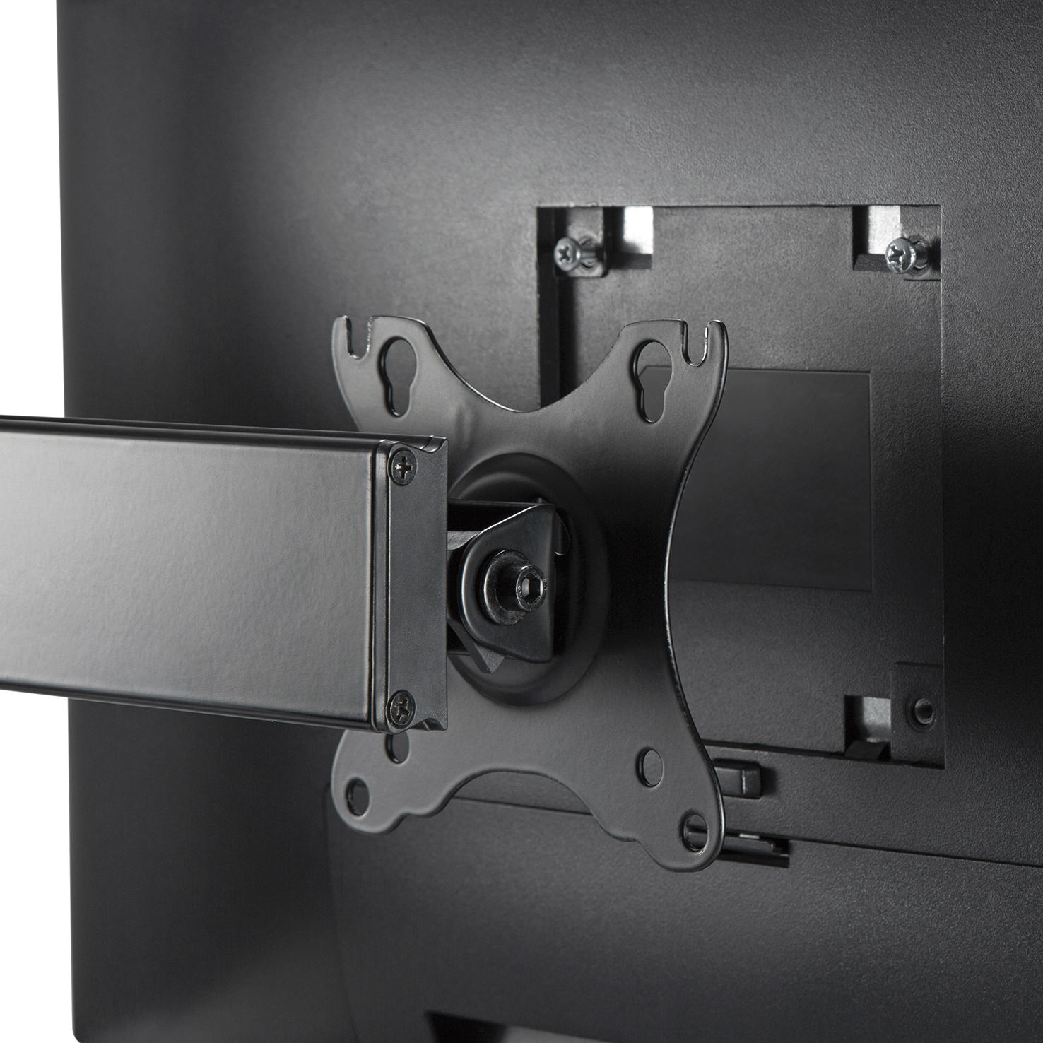 Monitorhalterung an der Rückseite eines Monitors befestigt. Schwarzes Metall, Nahaufnahme. Schrauben und ein Drehgelenk sind sichtbar.