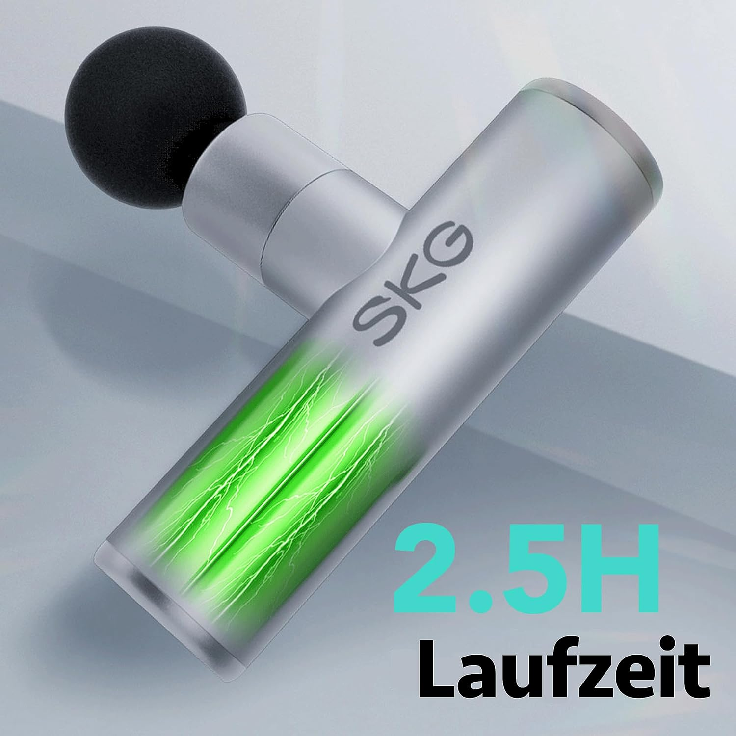 Silberne und schwarze Massagepistole, grüne Batteriestandsanzeige, Text: 2,5H Laufzeit.