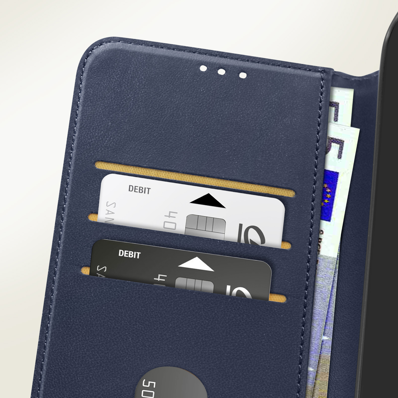 Blaue Geldbörse mit Karten und Bargeld. Weißer Hintergrund.