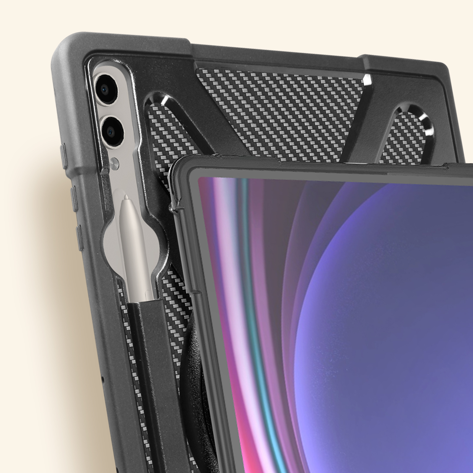 Tablethülle mit schwarzem und grauem Design, die Rückseite mit Kamera und Stifthalterdetails zeigend.