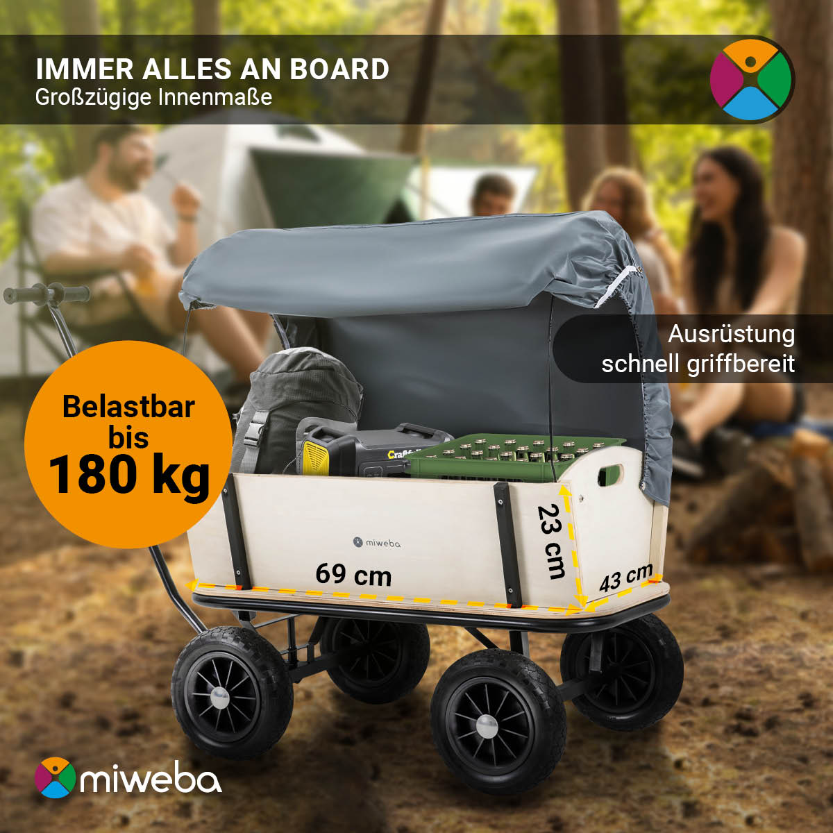 Ein Holzwagen mit Gegenständen beladen, mit Leuten im Hintergrund, im Park.