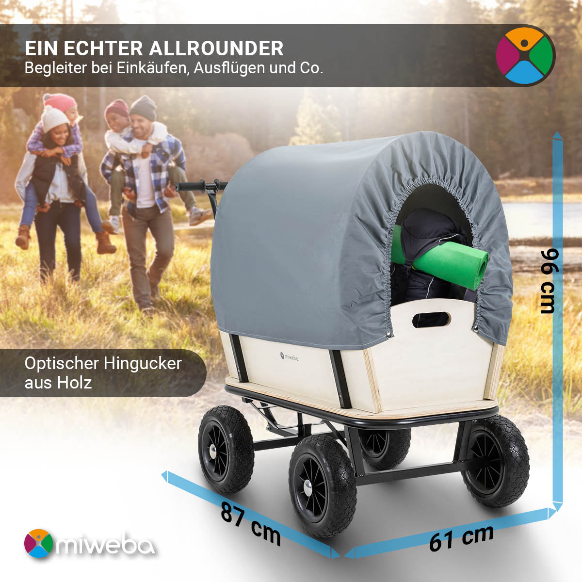 Kinderwagen mit grauem Verdeck, Maße angegeben, und Familie im Hintergrund beim Gehen.
