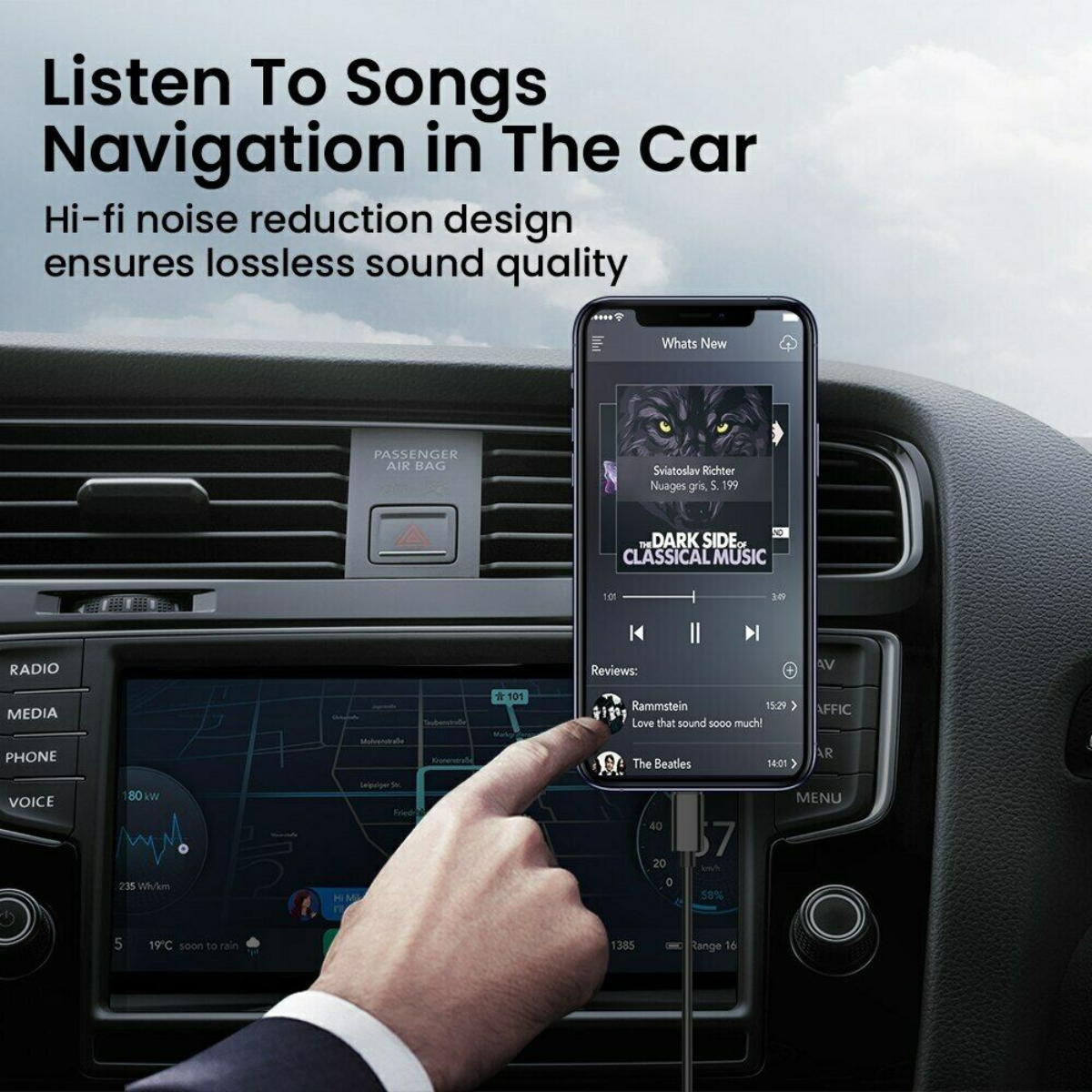 Eine Hand zeigt auf einen Telefonbildschirm, der Musik auf einem Armaturenbrett im Auto anzeigt, mit einer Karte sichtbar.