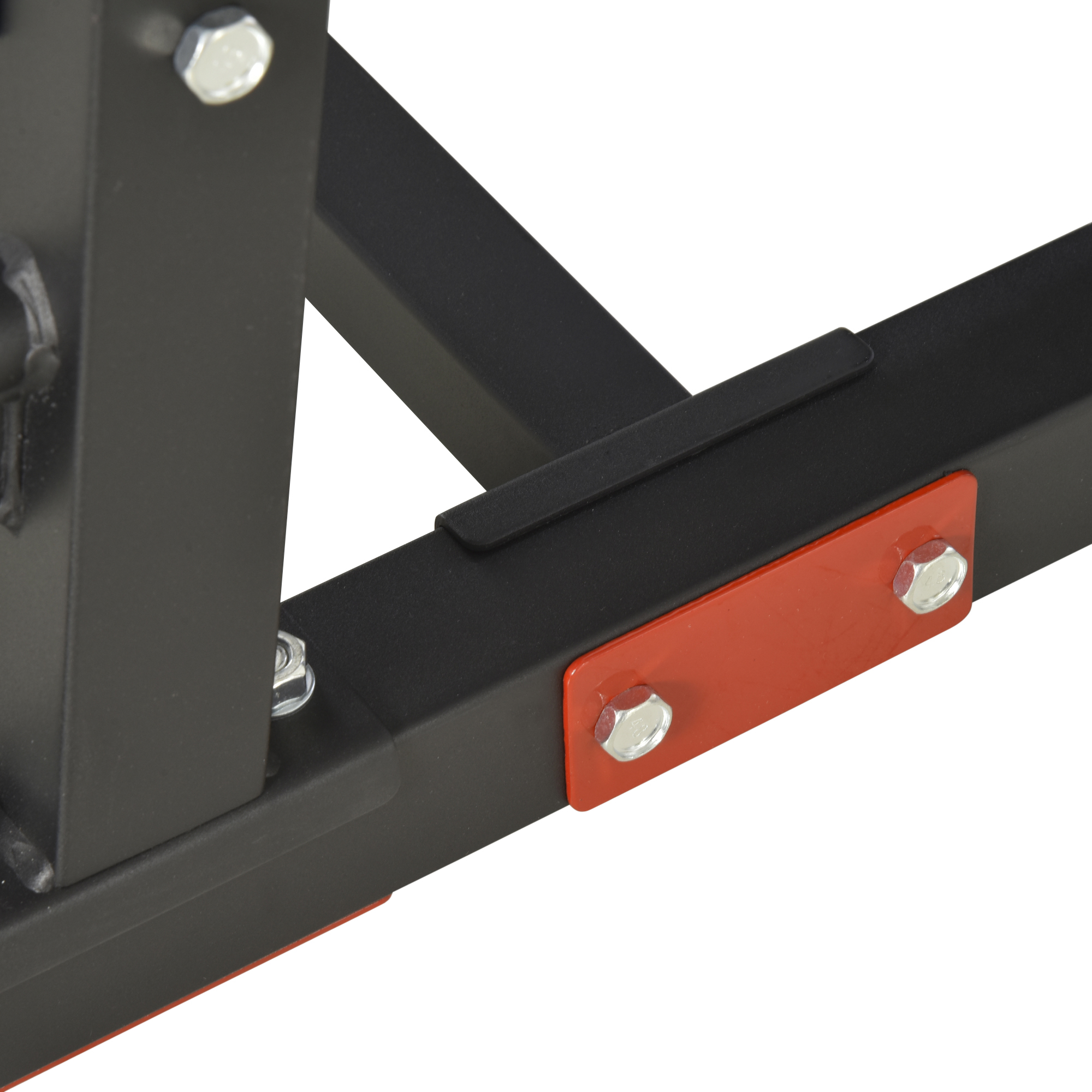 Primer plano de un marco de metal negro con detalles rojos. Pernos y tuercas aseguran las piezas juntas.