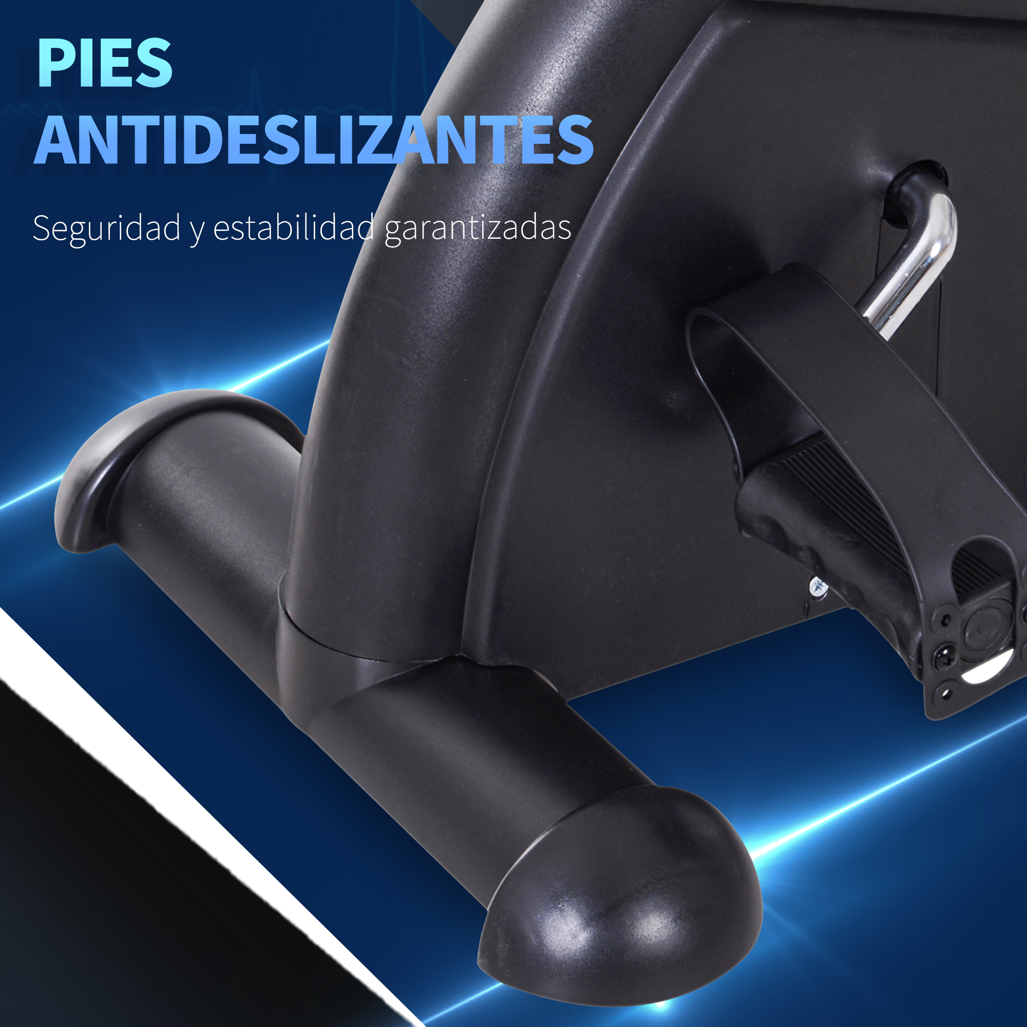 Primer plano del pedal de una bicicleta estática. Negro con diseño antideslizante. Fondo azul.