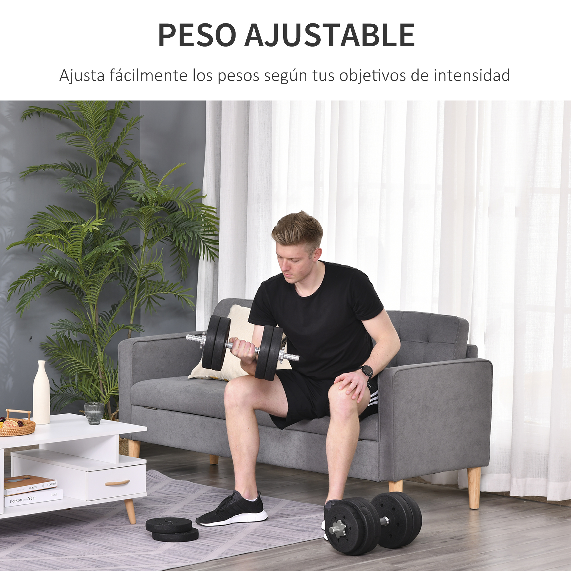 Un hombre levantando pesas en un sofá. Texto: PESO AJUSTABLE (Peso Ajustable).