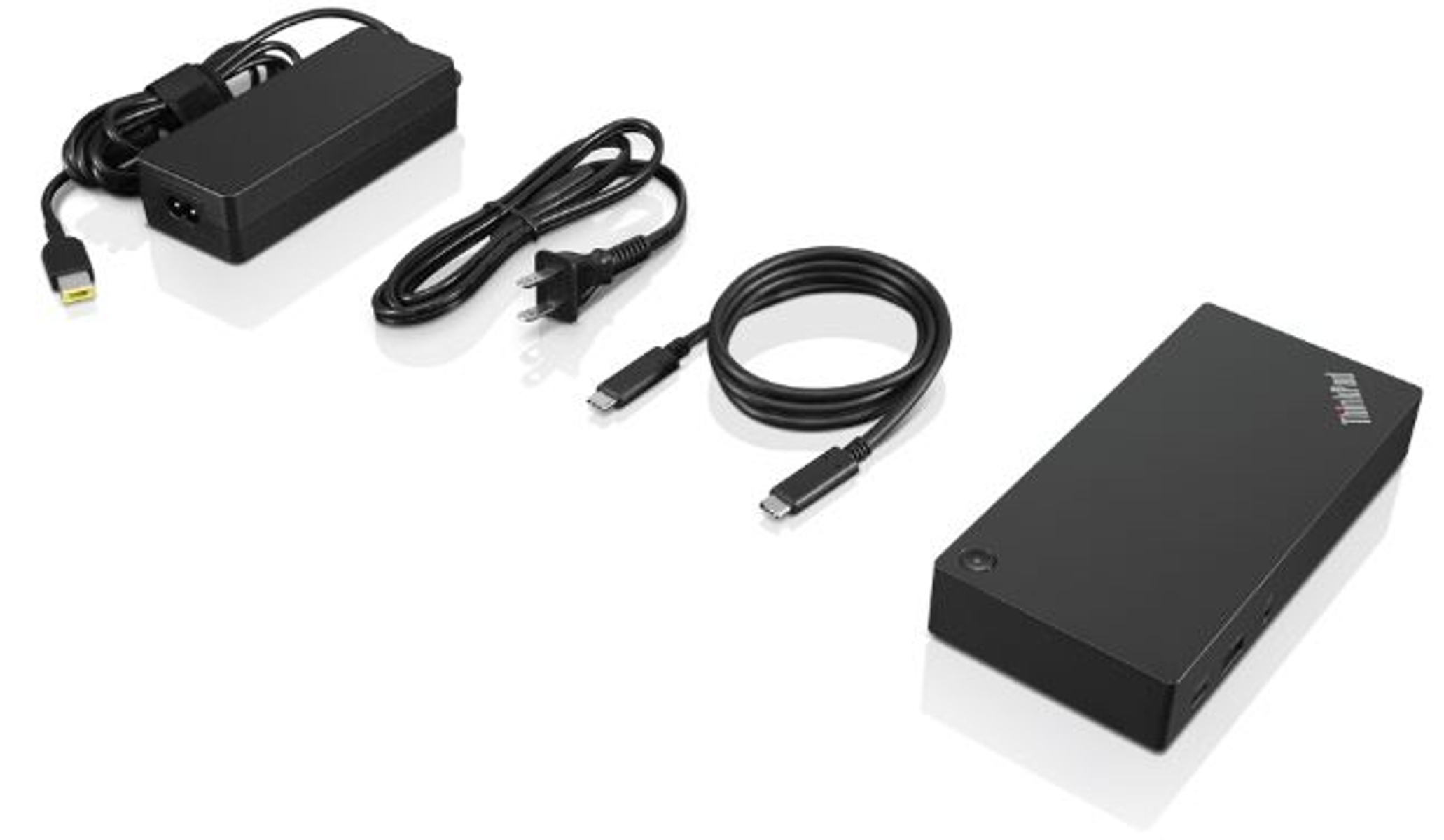 Verschiedenes schwarzes Computerzubehör, darunter ein Netzteil, ein Netzkabel und eine Dockingstation.