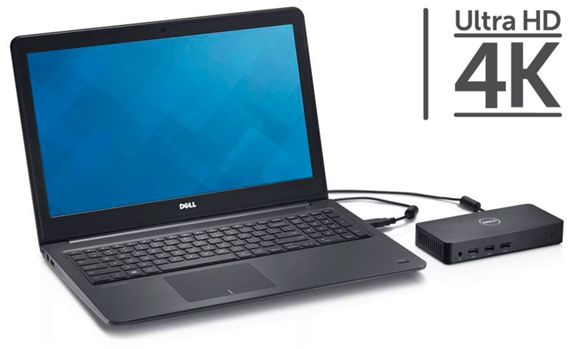 Laptop nero con schermo blu e docking station. Etichetta 'Ultra HD 4K' sopra.