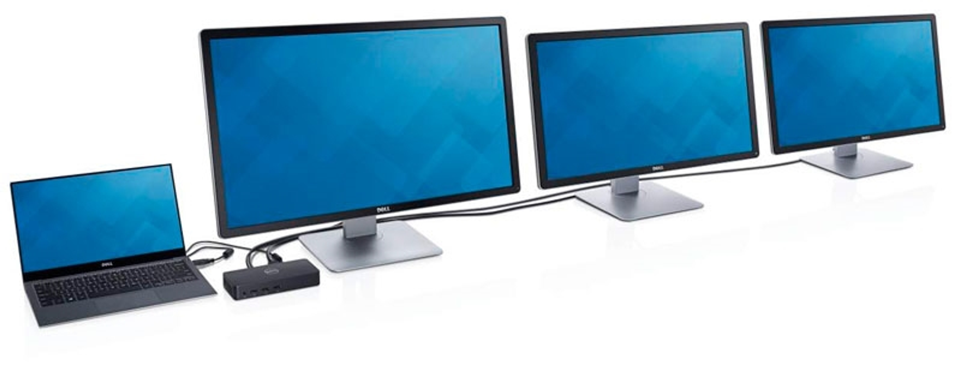 Laptop collegato a docking station e quattro monitor con schermi blu. Sfondo bianco.