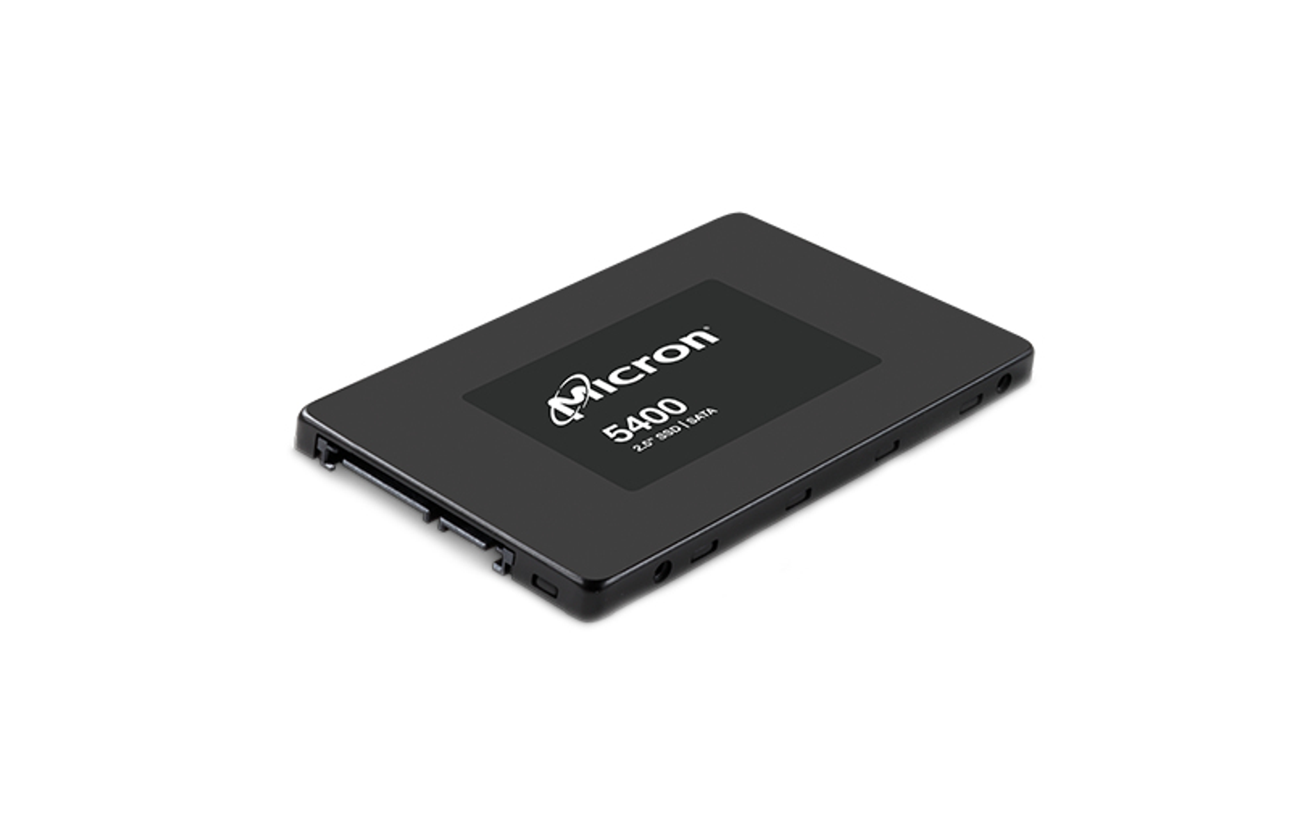 SSD Micron 5400 nero da 2,5" su sfondo bianco. L'unità è rettangolare, con parte superiore nera e logo Micron.