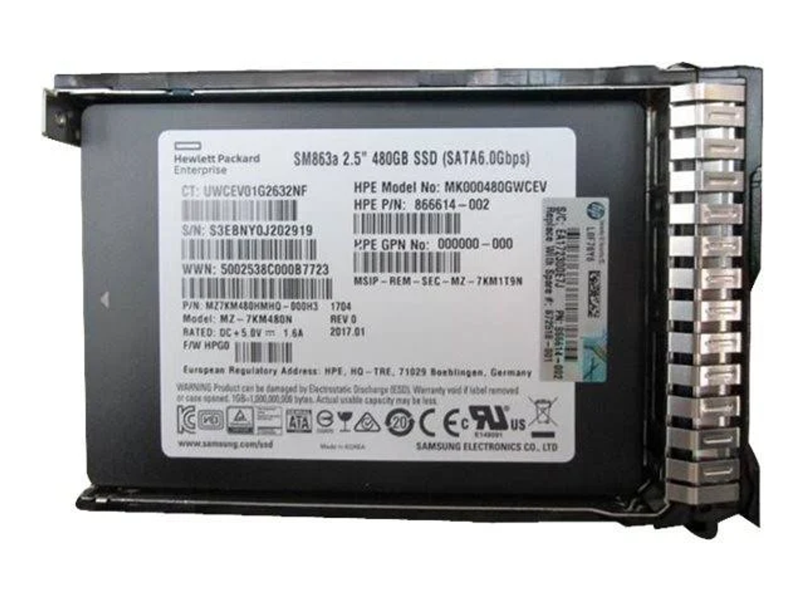 Schwarze SSD mit Etiketten und einem Metallanschluss.