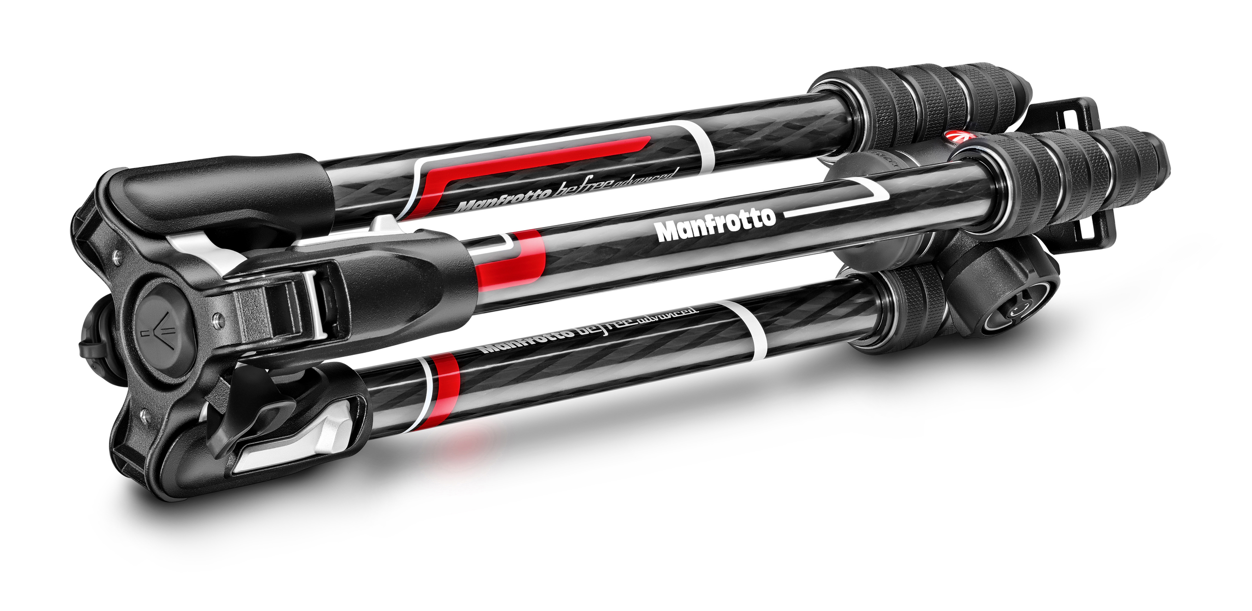 Schwarzes Stativ auf Weiß. Es hat drei Beine, schwarze und rote Akzente und den Markennamen Manfrotto.