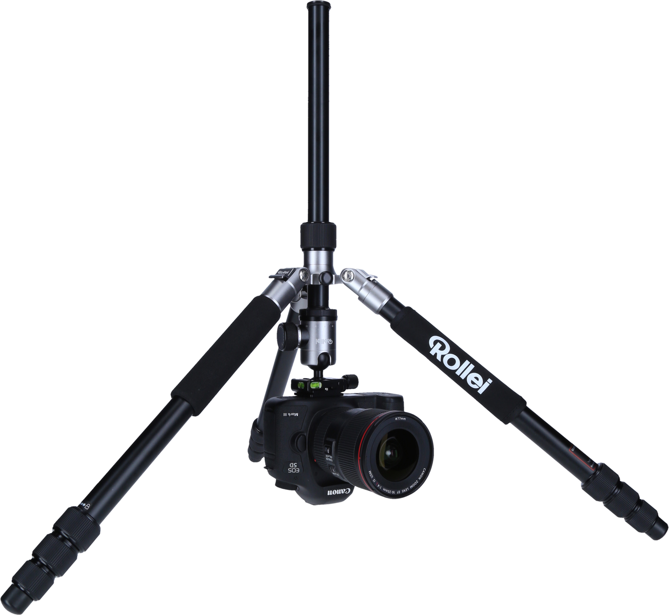 Czarny statyw do aparatu z aparatem i czarnymi i srebrnymi nogami, izolowany na białym tle.