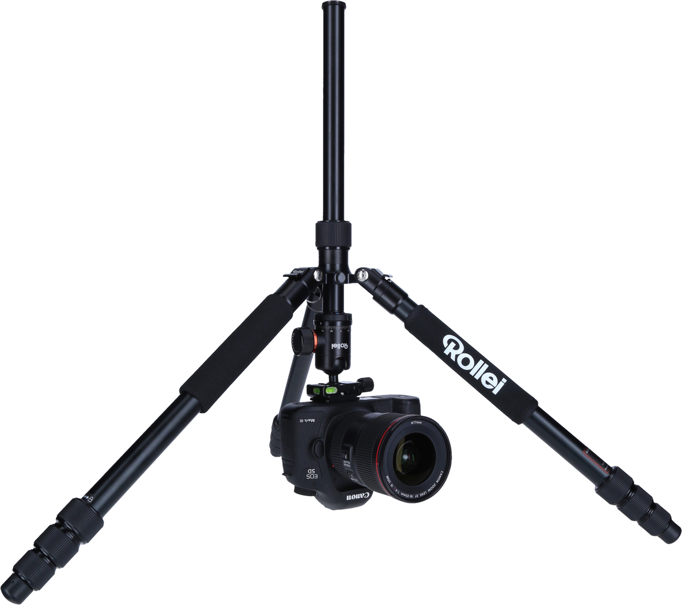 Czarny statyw z zamontowanym aparatem i marką Rollei na nogach.