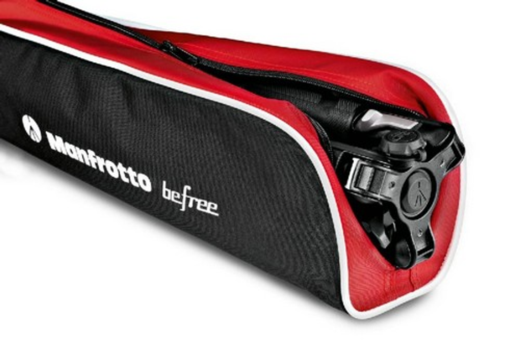 Un trípode Manfrotto en una bolsa de transporte roja y negra. La bolsa tiene ribetes blancos.