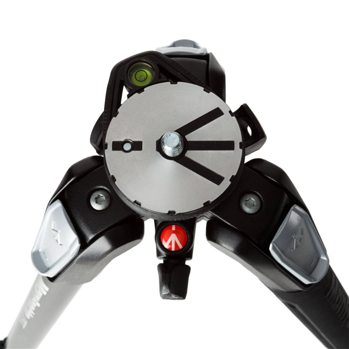 Głowica statywu z poziomnicą i czerwonym przyciskiem. Czarne i srebrne kolory. Białe tło.