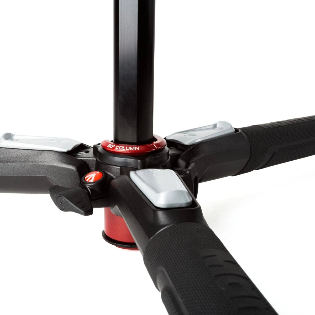 Zbliżenie głowicy statywu z czarnymi uchwytami i czerwonym pierścieniem wokół podstawy.