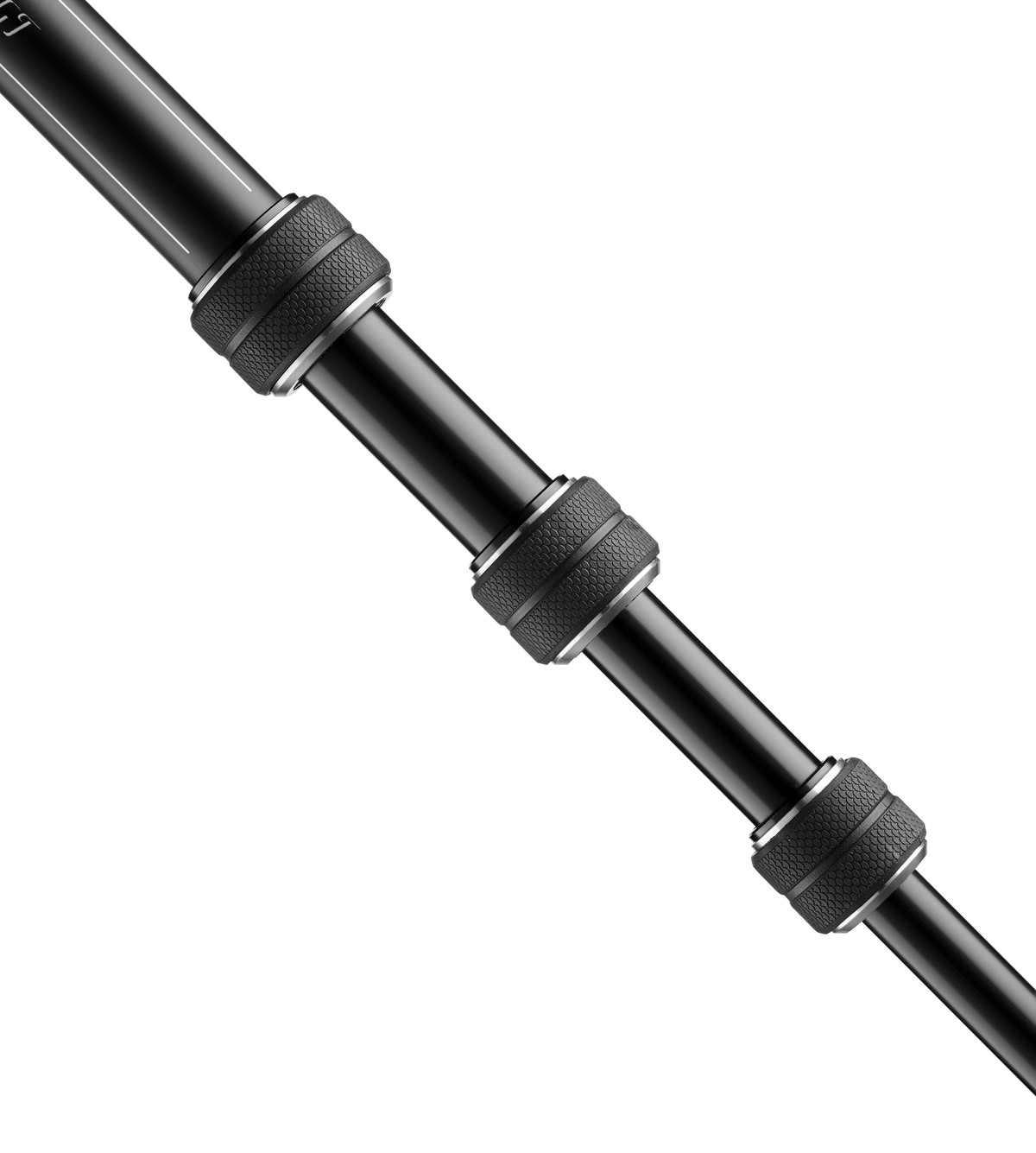 Zbliżenie czarnej nogi statywu z teksturowanymi gumowymi uchwytami, białe tło.