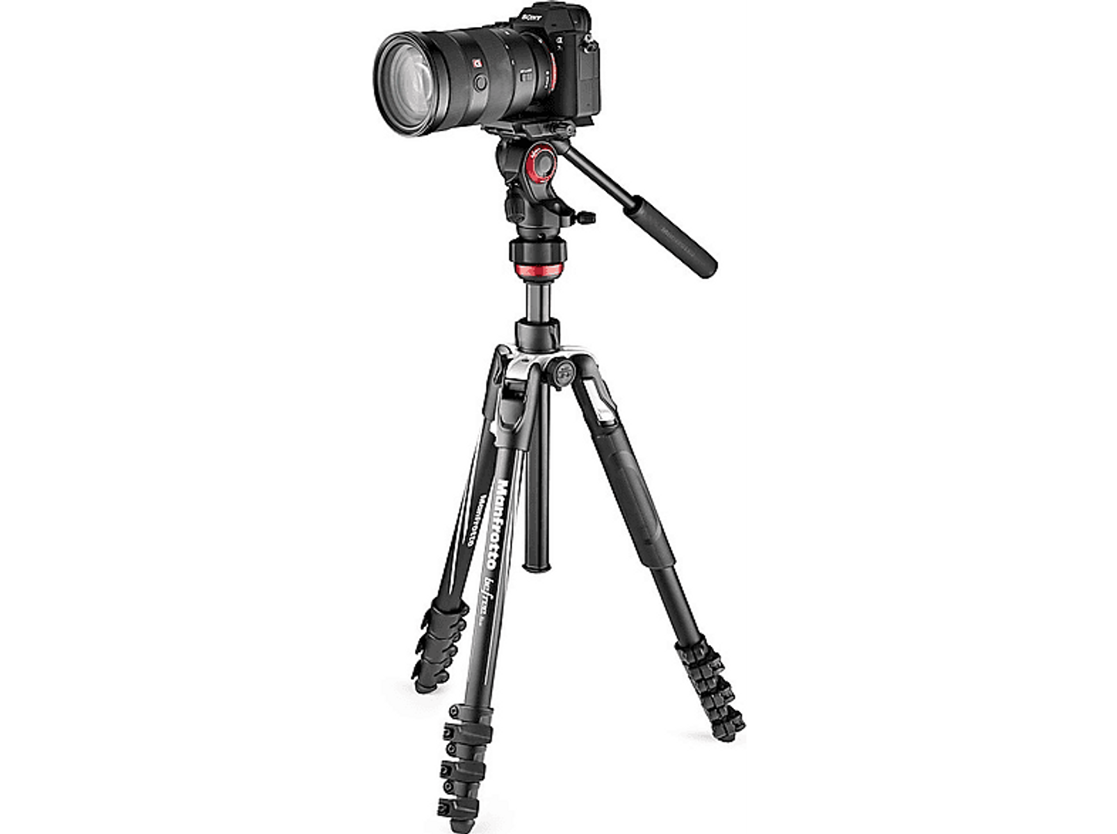 Aparat i obiektyw zamontowane na czarnym statywie, z rozłożonymi nogami, na czarnym tle.