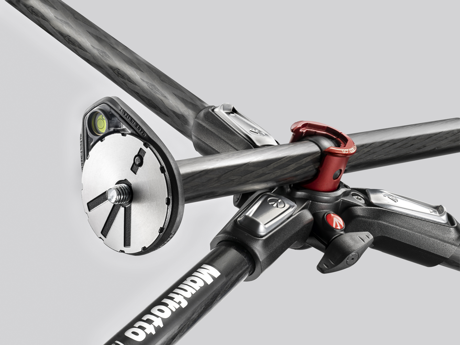 Zbliżenie statywu, pokazujące nogi i płytę montażową.