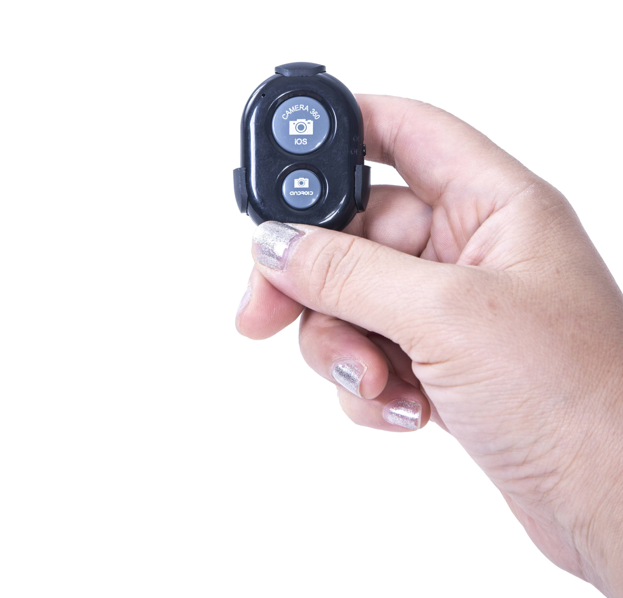 Ręka trzymająca czarny pilot z dwoma przyciskami i ikonami na białym tle.