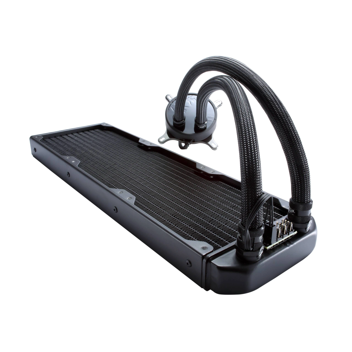 Sistema di raffreddamento a liquido nero per computer. Include radiatore, pompa e tubi.