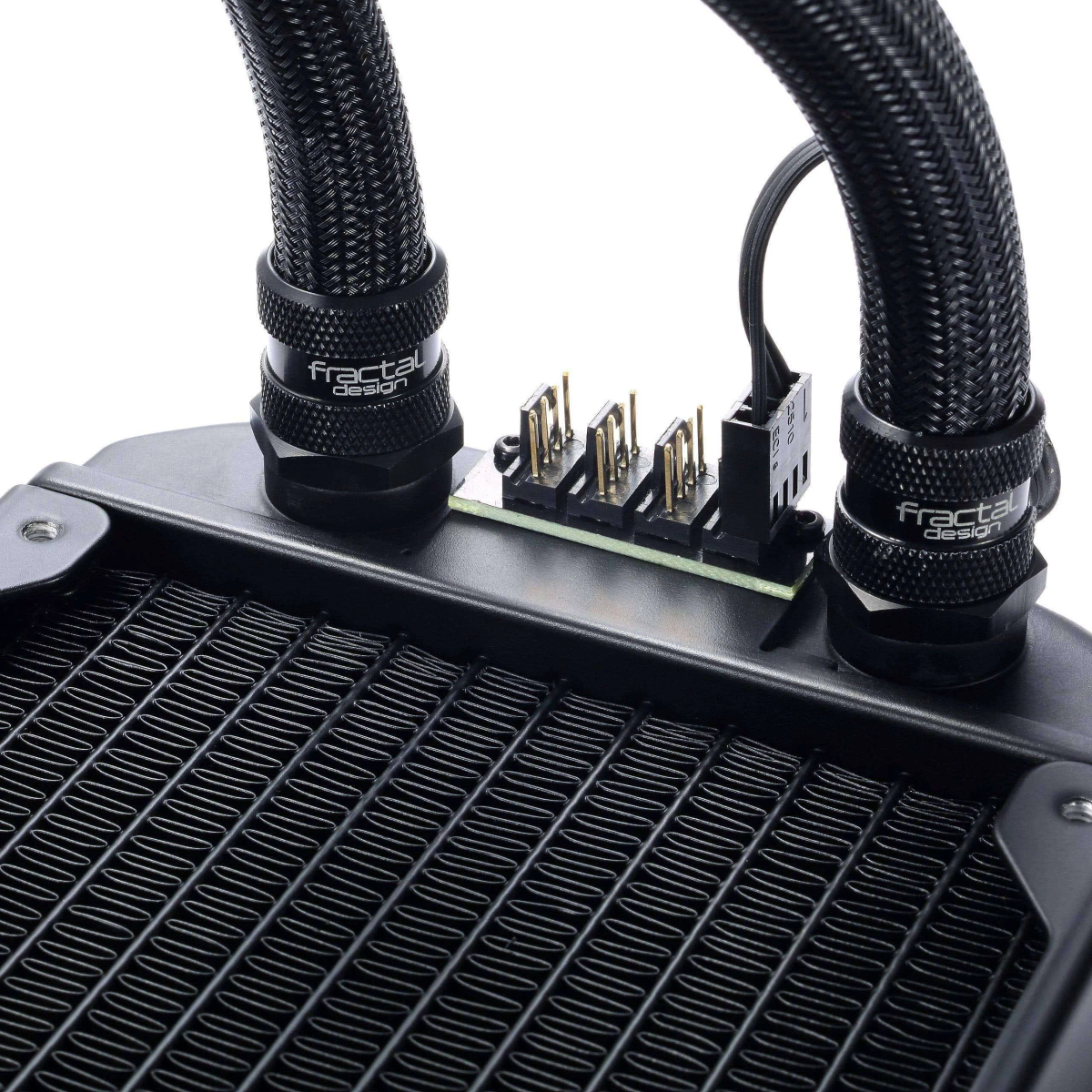 Sistema di raffreddamento a liquido per computer con tubi e raccordi neri. Il marchio 'Fractal Design' è visibile.