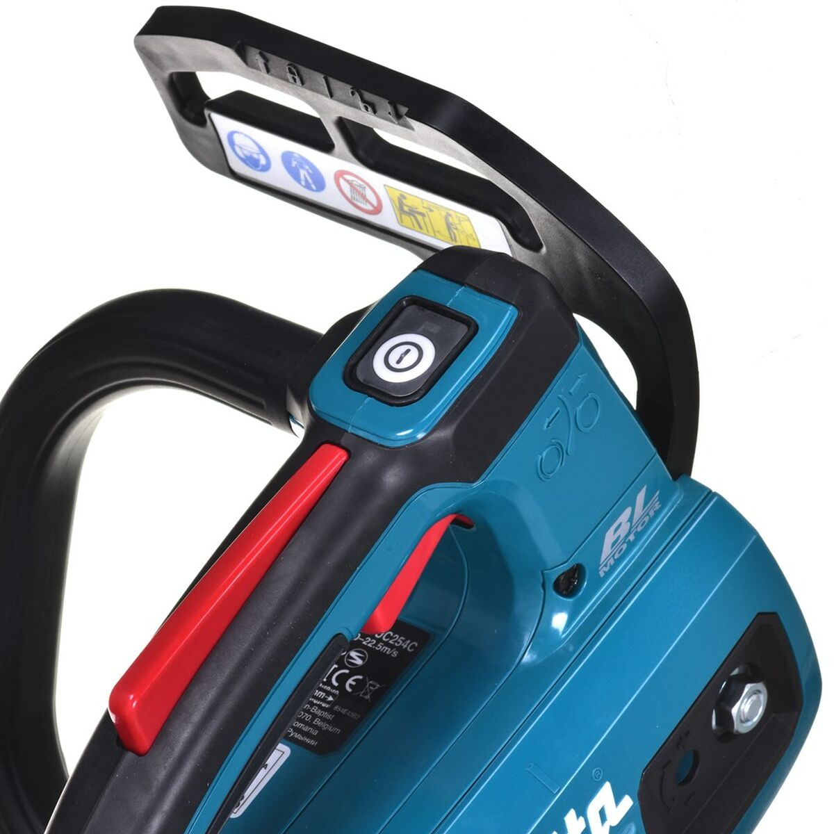 Motosierra inalámbrica con mango negro y cuerpo turquesa. Tiene botón de seguridad y etiqueta.