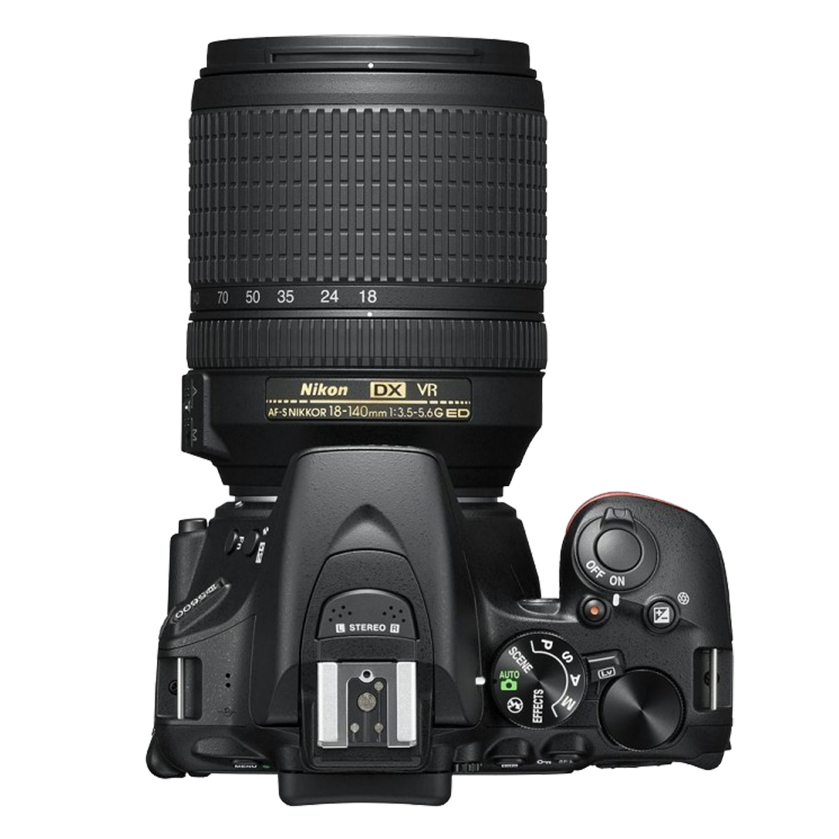 Eine schwarze Nikon-Kamera mit Zoomobjektiv, Draufsicht. Knöpfe und Räder sind sichtbar. Es ist auf weißem Hintergrund.