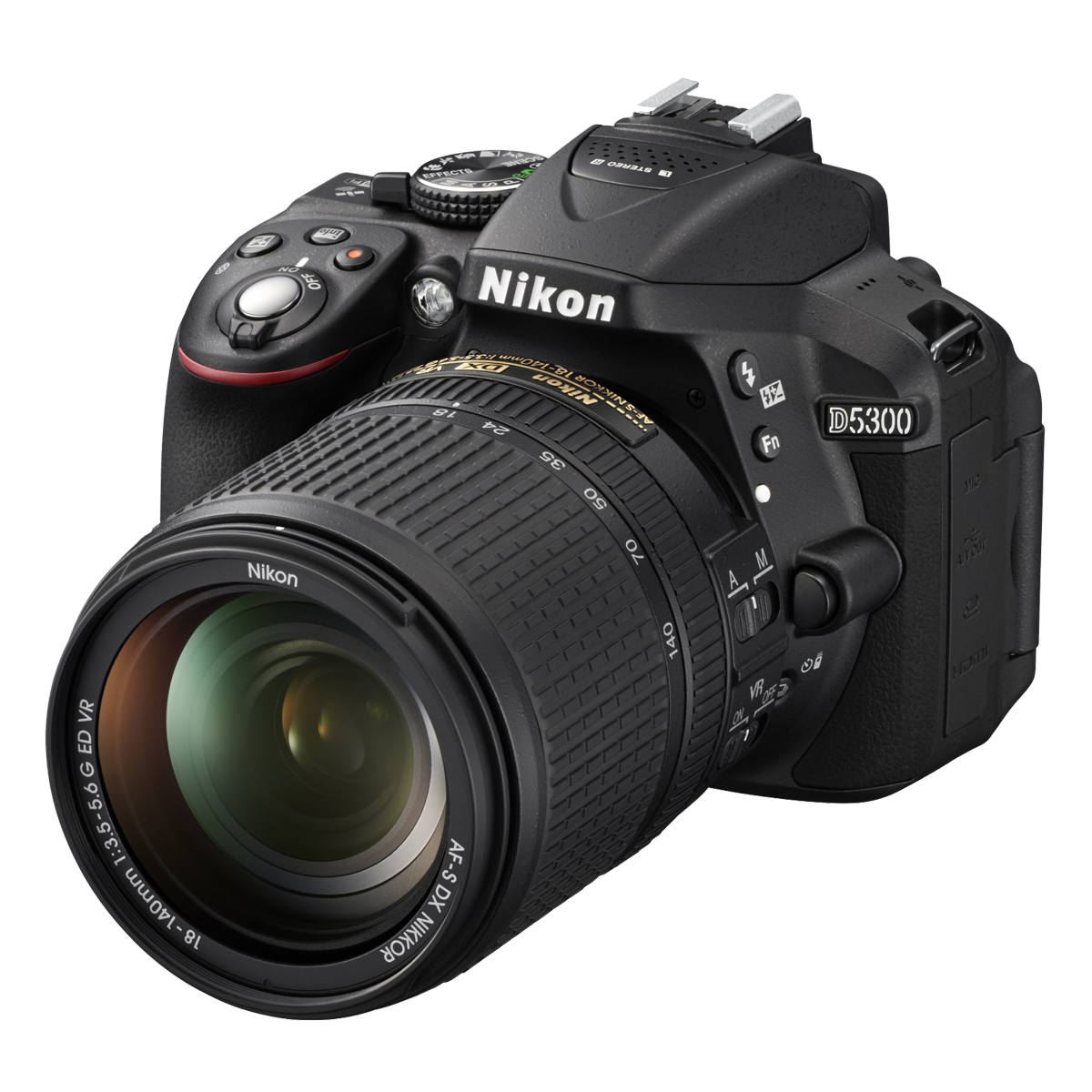 Eine schwarze Nikon D5300 Kamera mit Objektiv. Die Kamera steht vor weißem Hintergrund.