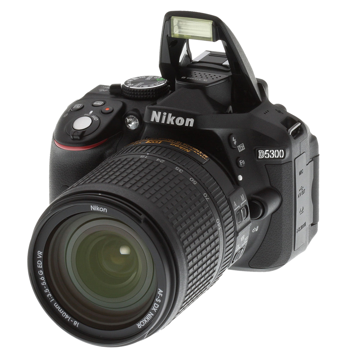 Eine schwarze Nikon-Kamera mit Objektiv. Der Blitz ist hochgeklappt und die Kamera ist auf den Betrachter ausgerichtet.