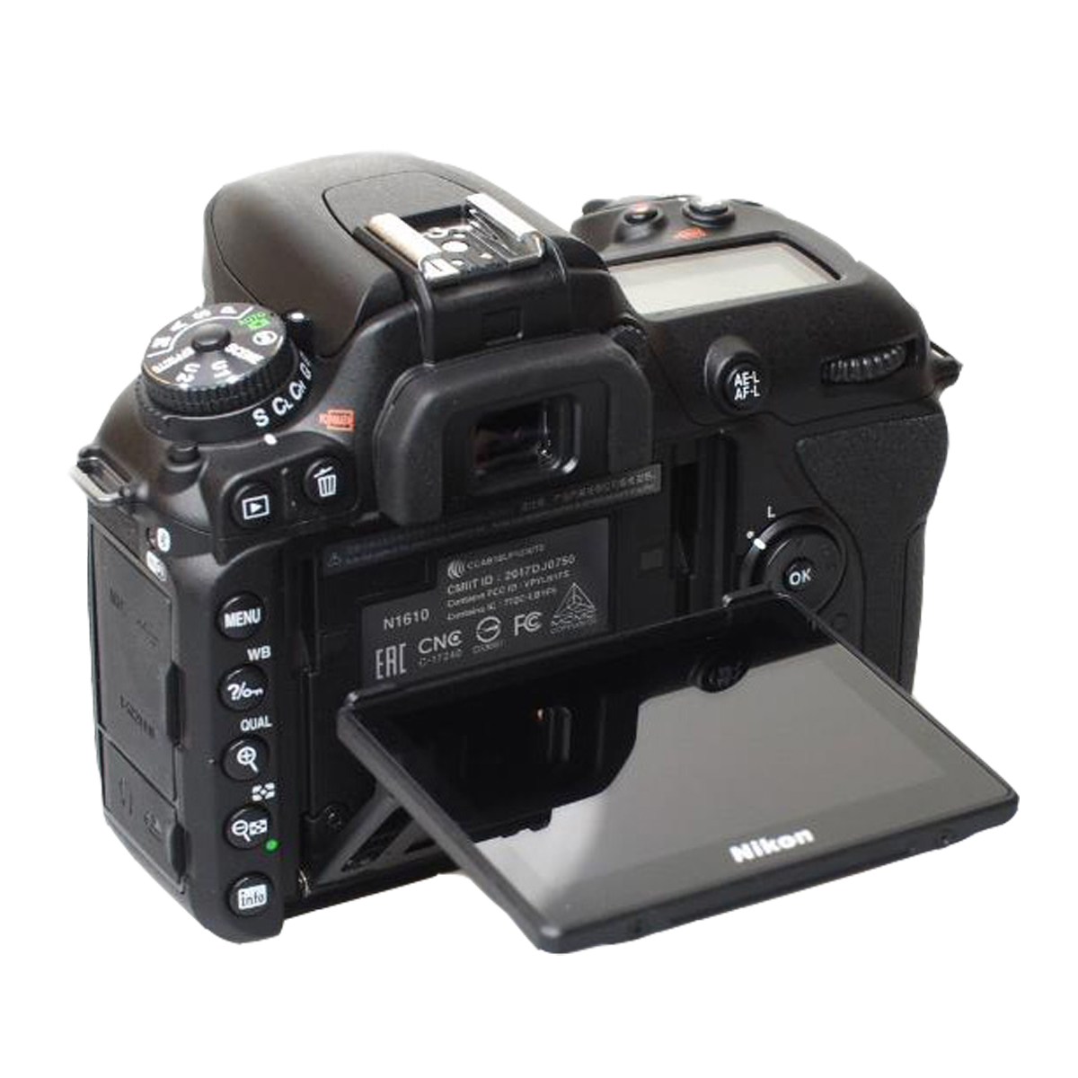 Schwarze Nikon DSLR-Kamera, geöffneter Bildschirm mit Einstellungen. Weißer Hintergrund, Winkelansicht.