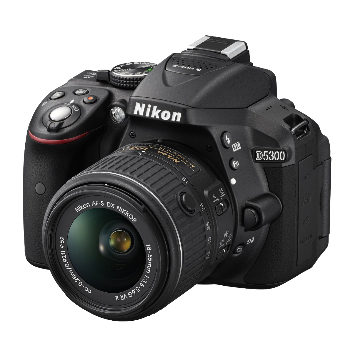 Schwarze Nikon D5300 Kamera mit angesetztem Objektiv auf weißem Hintergrund. Das Objektiv ist sichtbar.