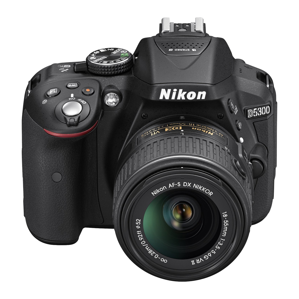 Eine schwarze digitale Spiegelreflexkamera Nikon D5300 mit Objektiv. Die Kamera befindet sich auf weißem Hintergrund.