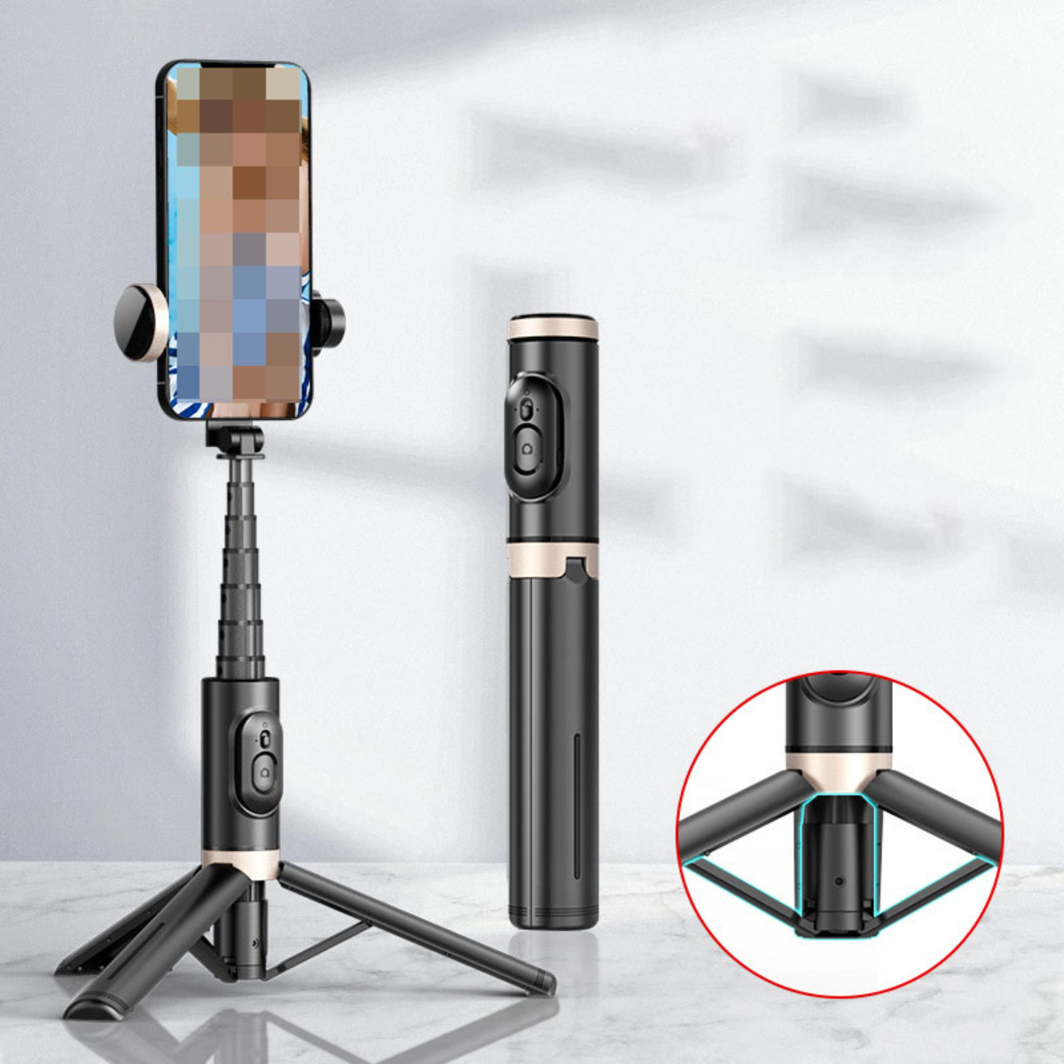 Schwarzer Selfie-Stick mit befestigtem Telefon, auf einem Stativ, weißer Hintergrund.