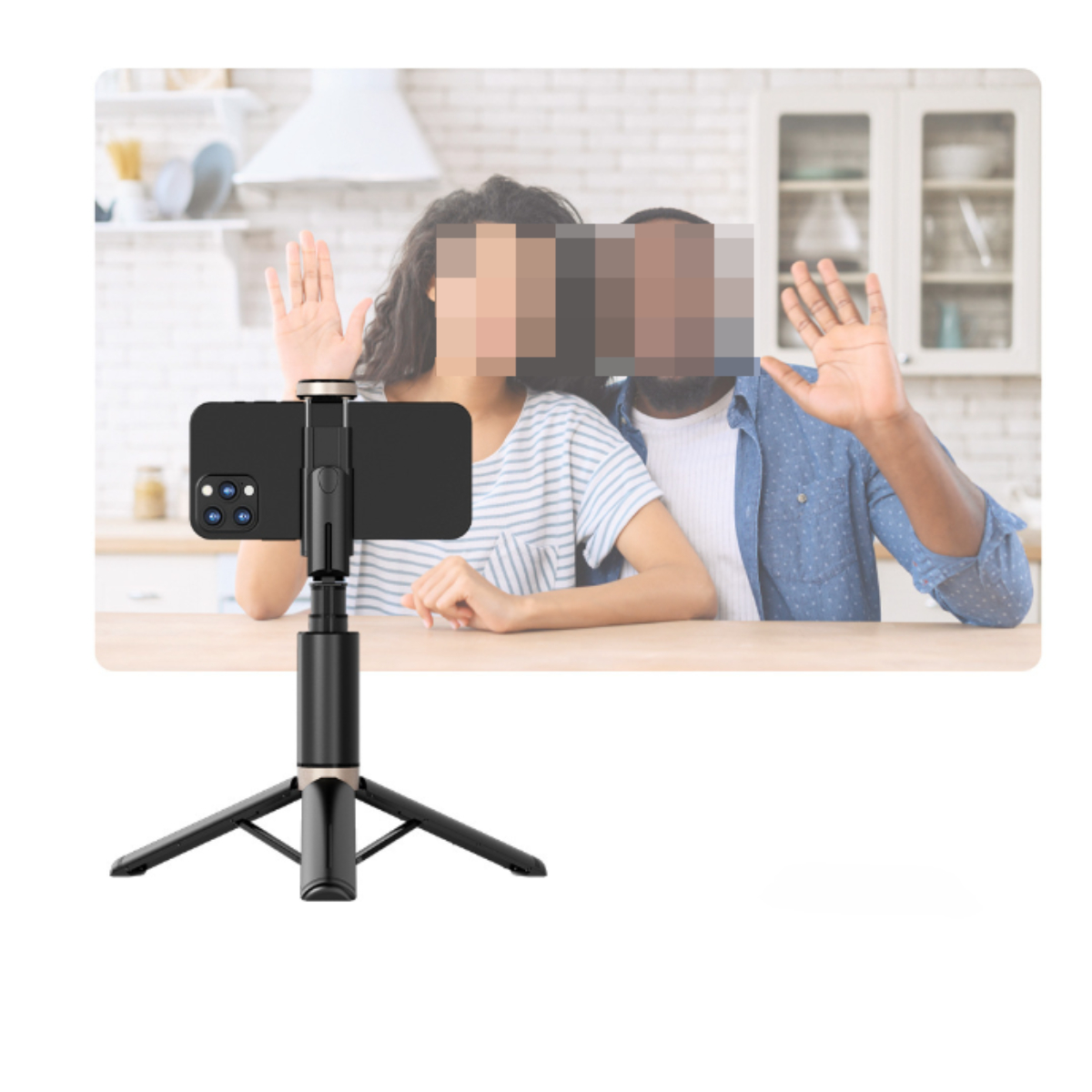 Smartphone auf einem Stativ, zwei verschwommene Personen winken im Hintergrund, Küchenumgebung.