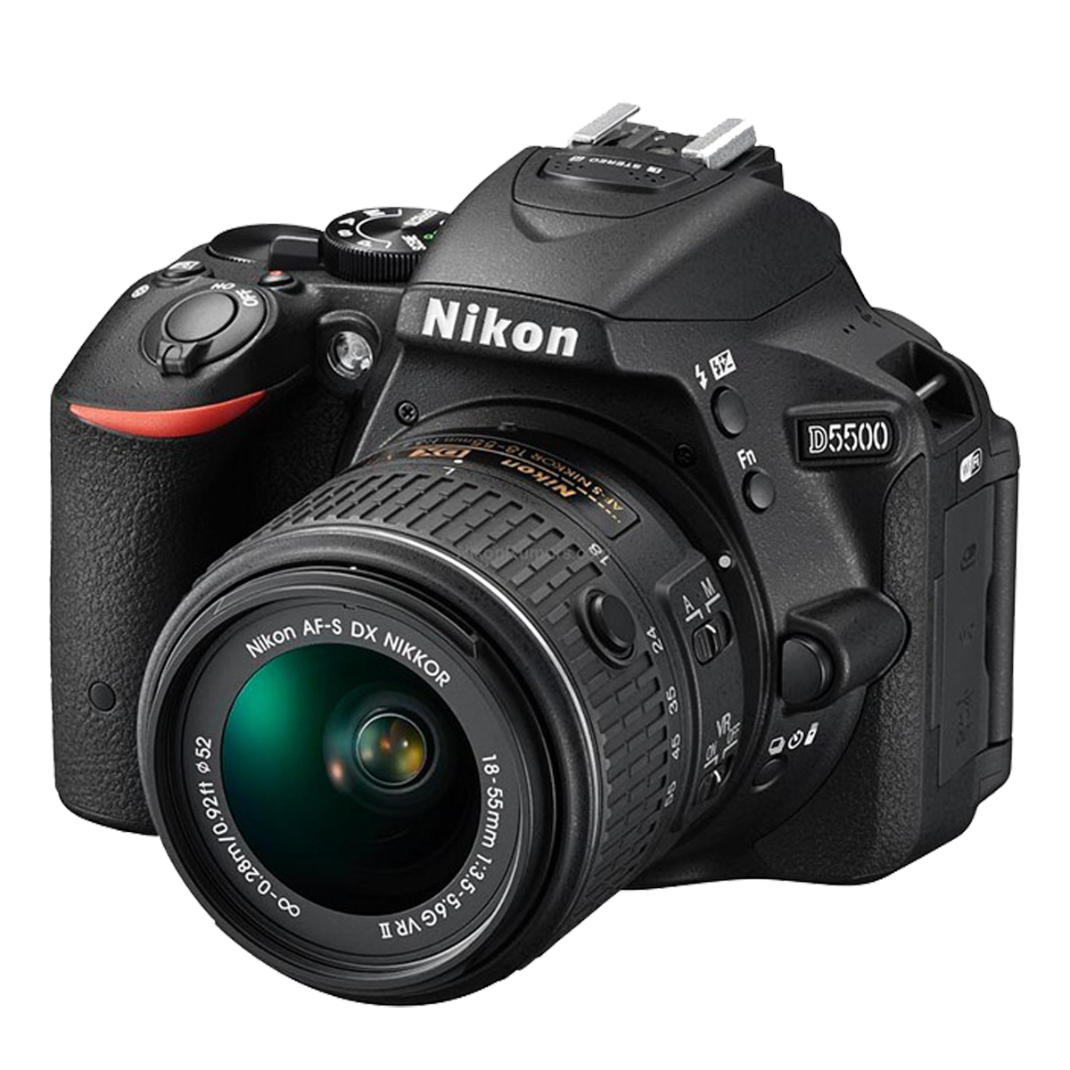 Schwarze Nikon D5500 Kamera mit Objektiv, isoliert auf weißem Hintergrund, angewinkelte Ansicht.