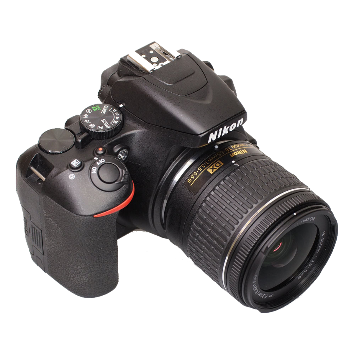 Schwarze Nikon-Kamera mit Objektiv. Die Kamera steht schräg auf weißem Untergrund.