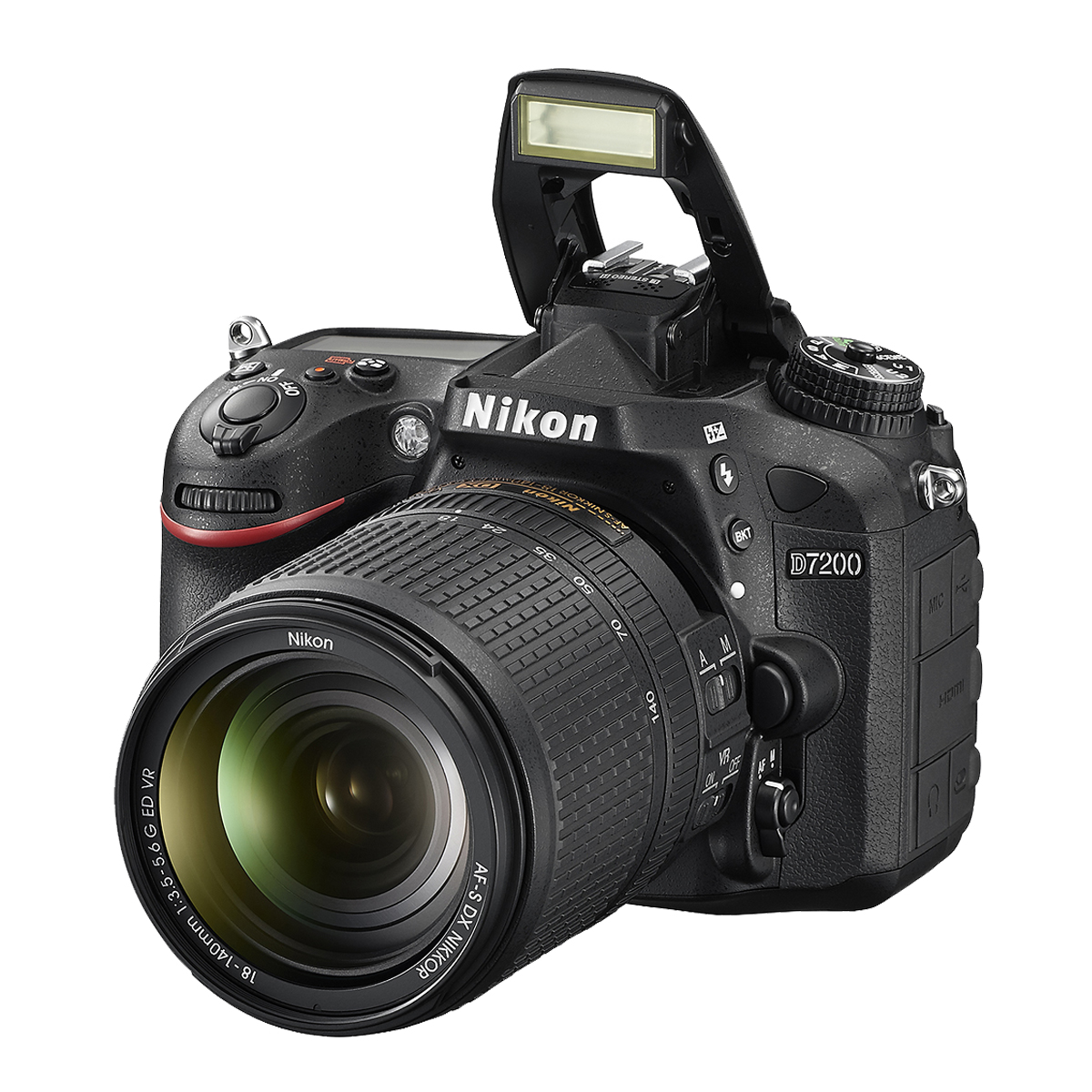Schwarze Nikon D7200 Kamera mit Objektiv und Blitz. Sie ist zum Betrachter geneigt.