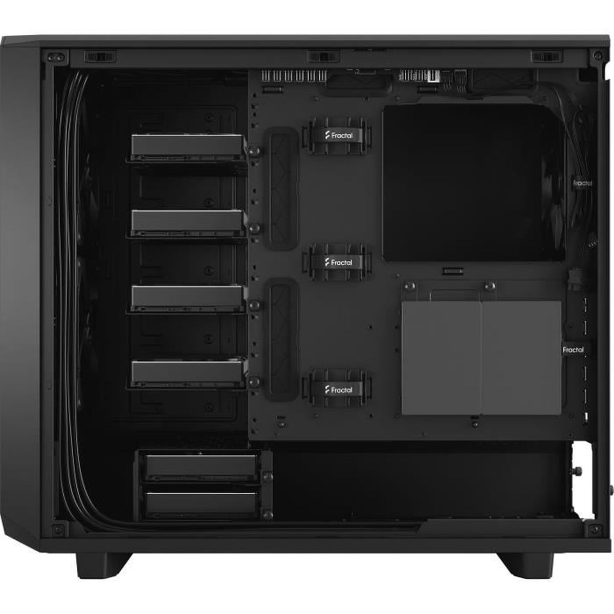 Een zwarte computerkast binnenin, met diverse sleuven en ruimtes voor componenten.